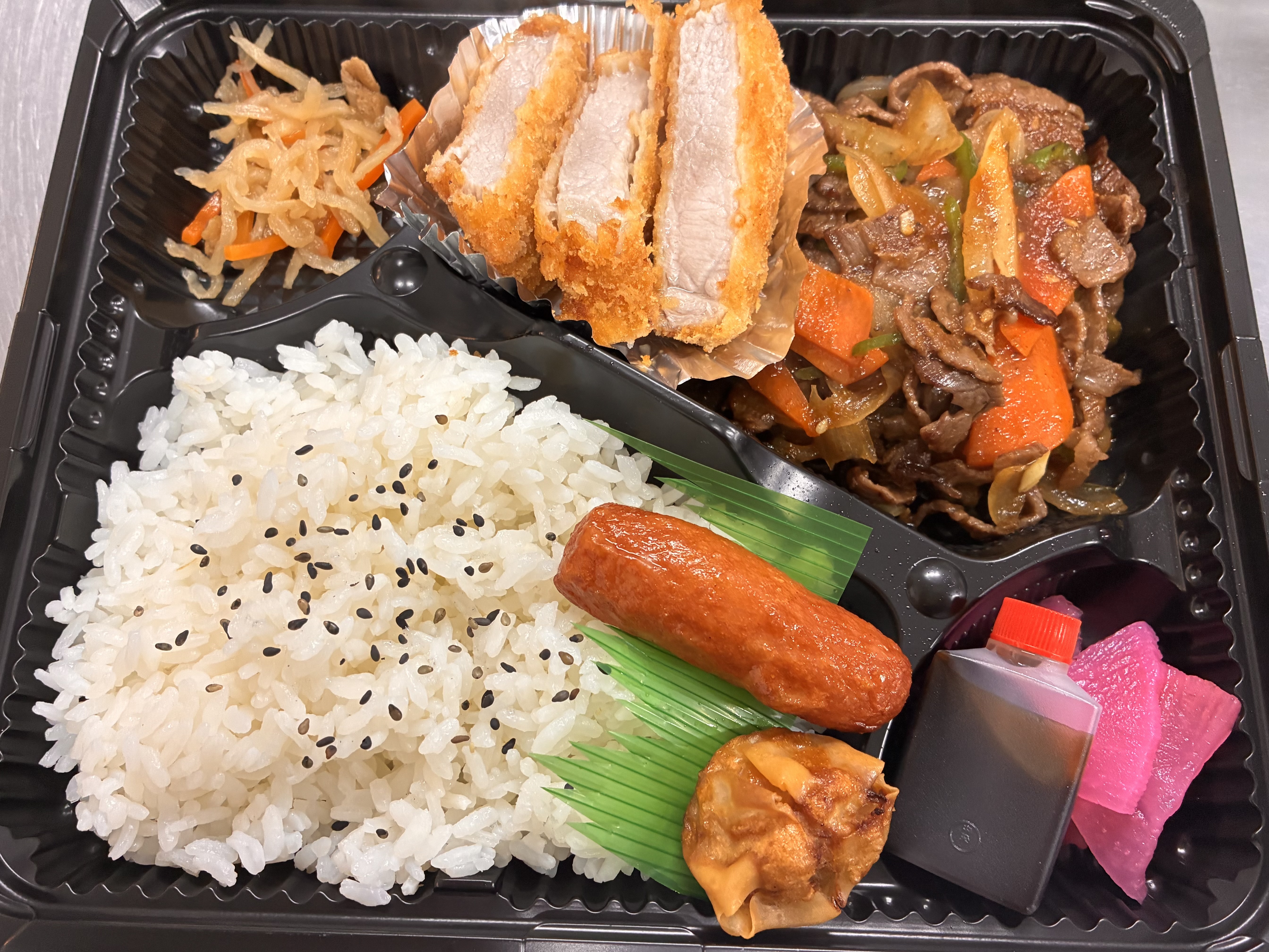焼肉とんかつ弁当
